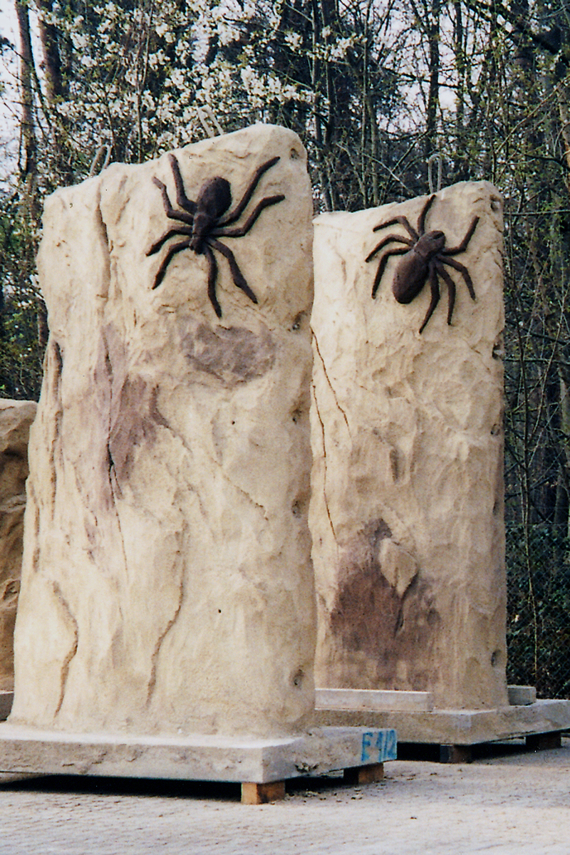 Spielplatzfelsen mit Spinne