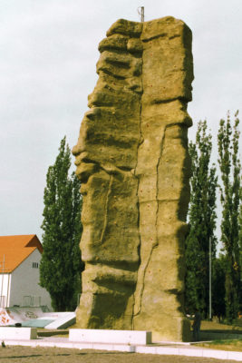 Kletterfelsen aus alten Betonplatten Nordhausen 2003