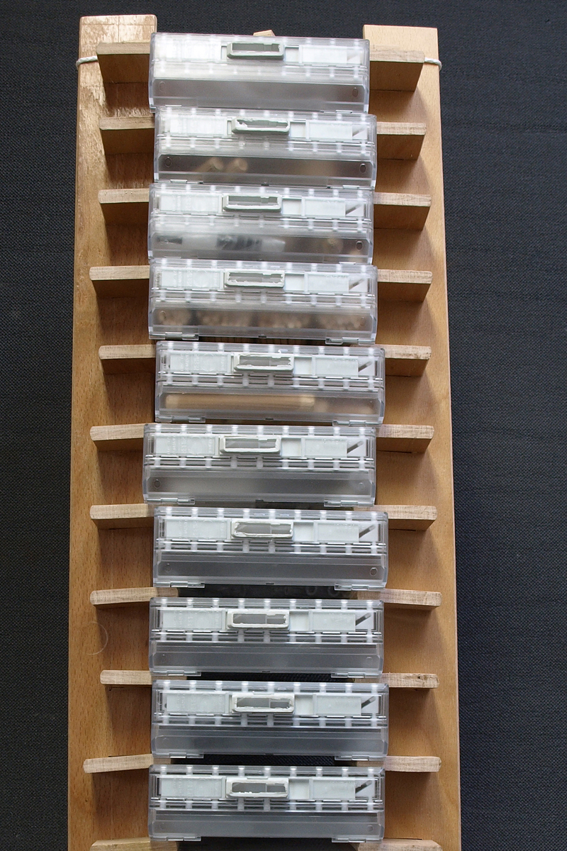 Kleinteilregal aus Sperrholzbettgestellen und Mediensaverboxen, 2015