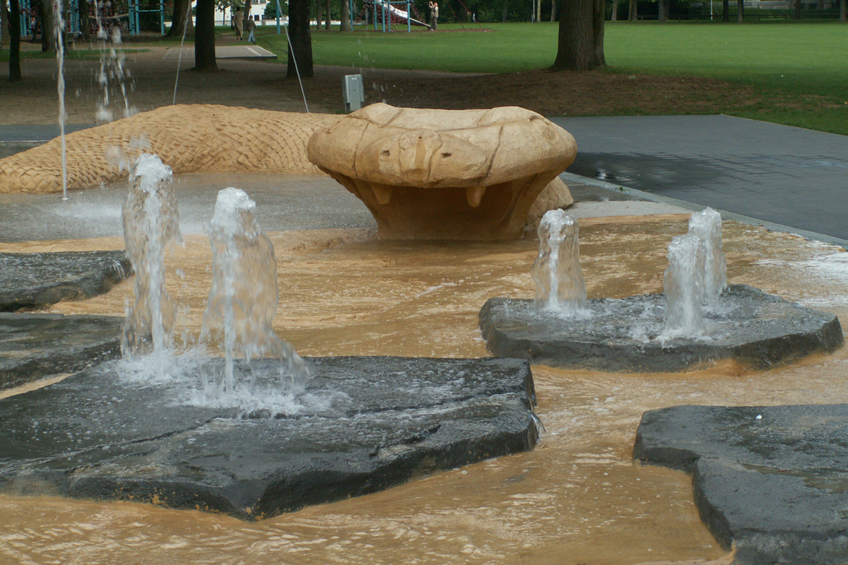 Wasserspielplatz mit Riesenschlange Mainz 2003
