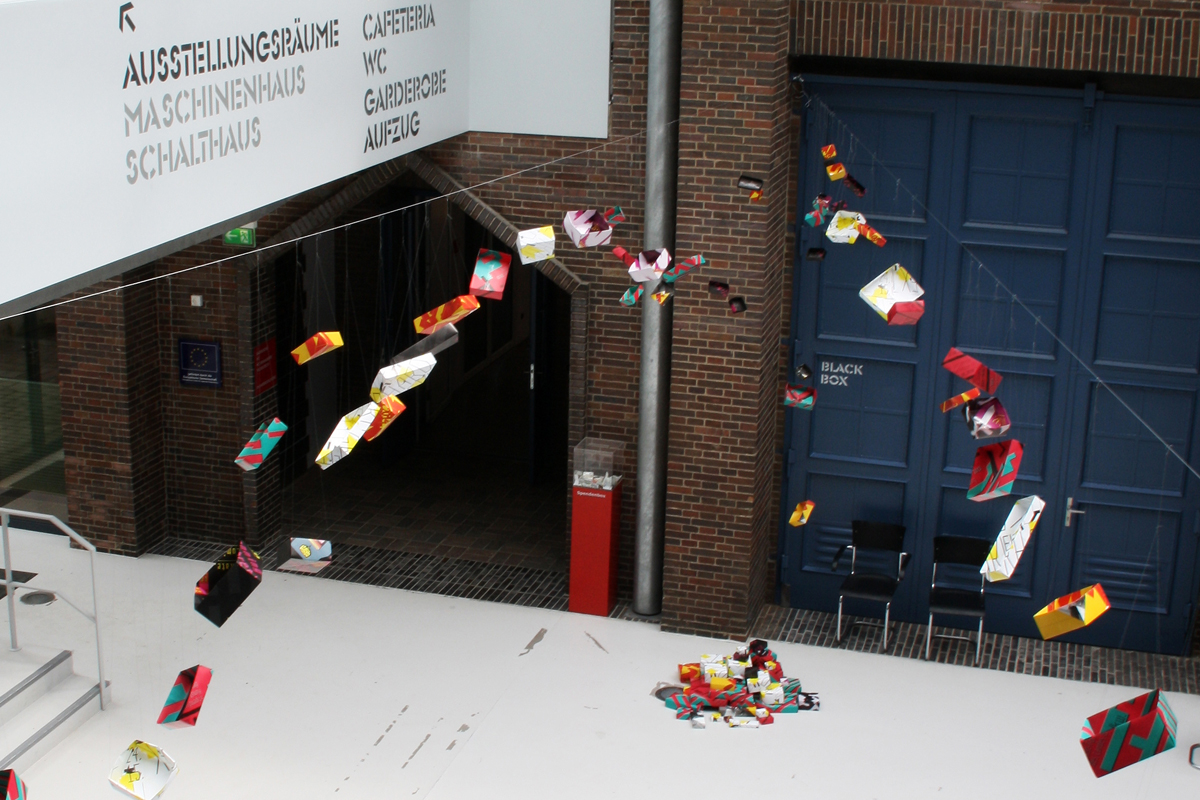 „Fliegende Kuben „ Bauperformance im Kunstmuseum Dieselkraftwerk Cottbus, 2015
